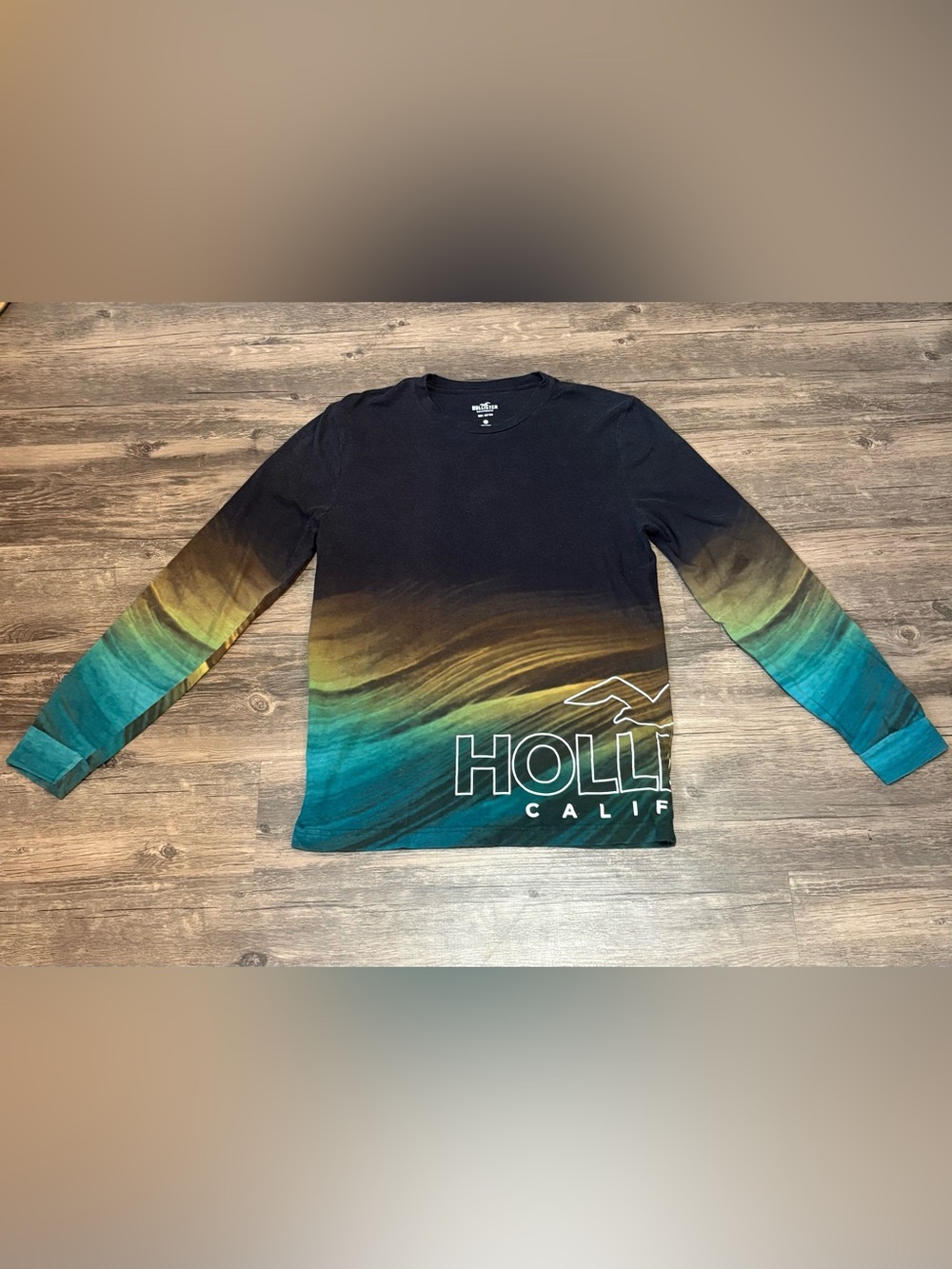 Hollister Men's Black to Teal Ombre Long-Sleeve Graphic Tee